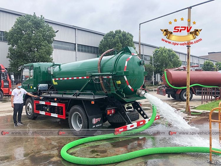 5,000 Litres Sewage Vacuum Truck Sinotruk - Discharging